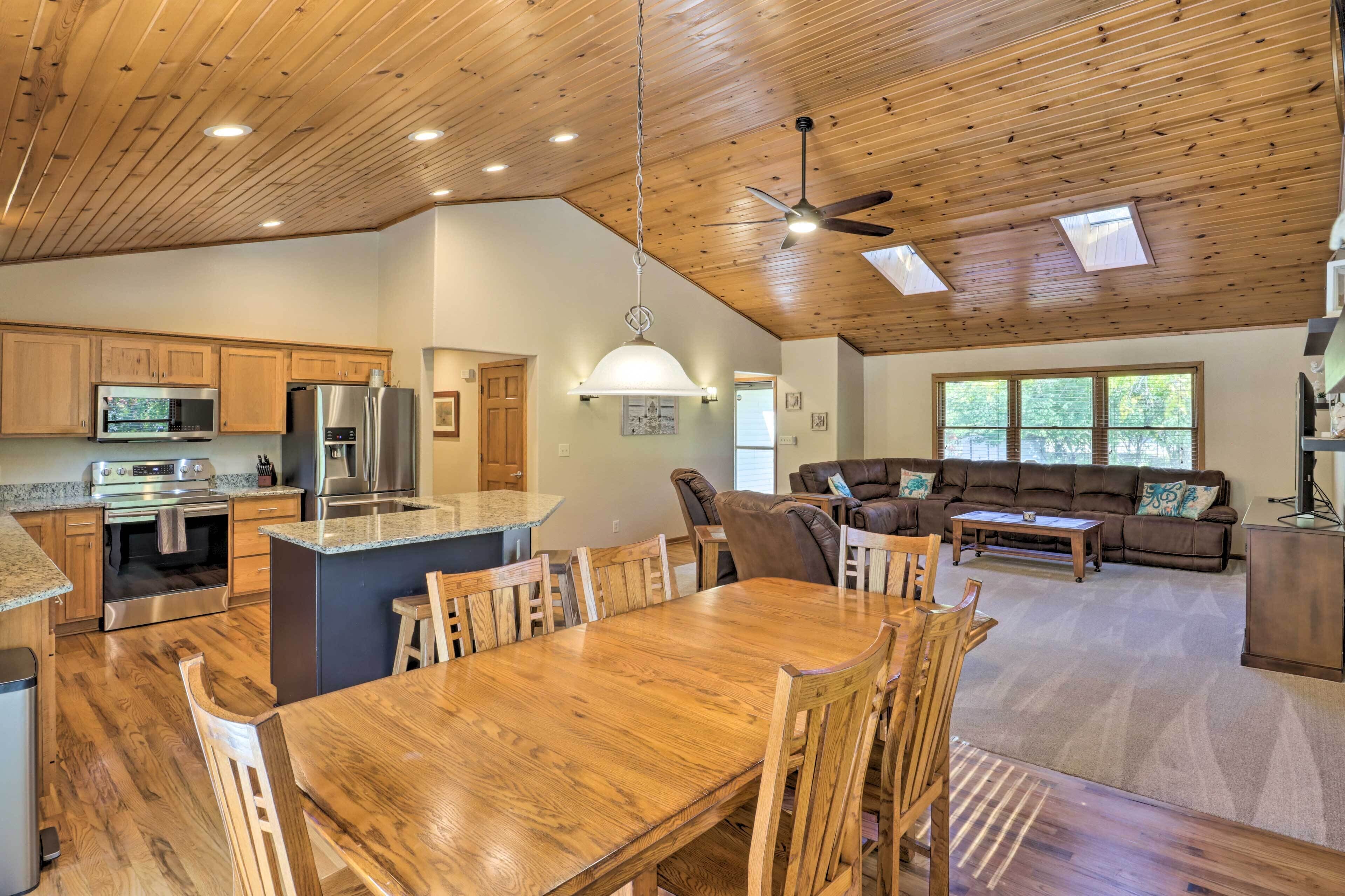 Step-free Pewaukee Home < 1 Mi From Lakes!