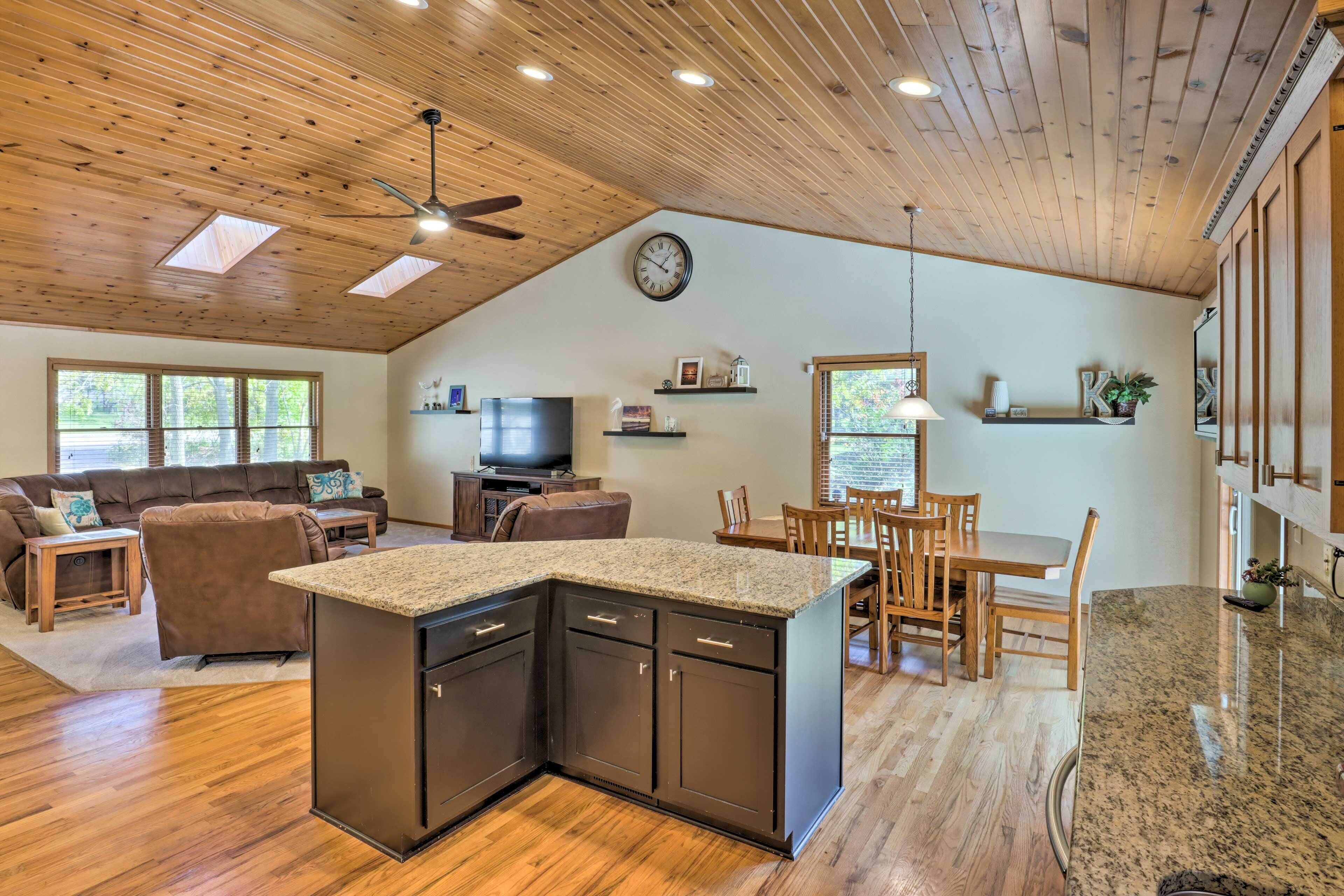 Step-free Pewaukee Home < 1 Mi From Lakes!