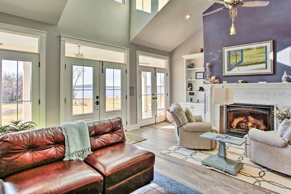 電視、壁爐、書籍