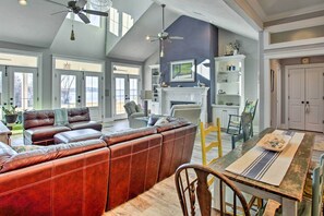 電視、壁爐、書籍