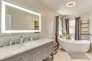 House (4 Bedrooms) | Interior - Hot Tub & Fire Pit: Family Home in Tobyhanna (Tobyhanna)