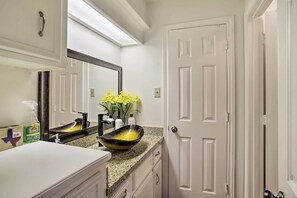 House (5 Bedrooms) | Bathroom | Bathtub