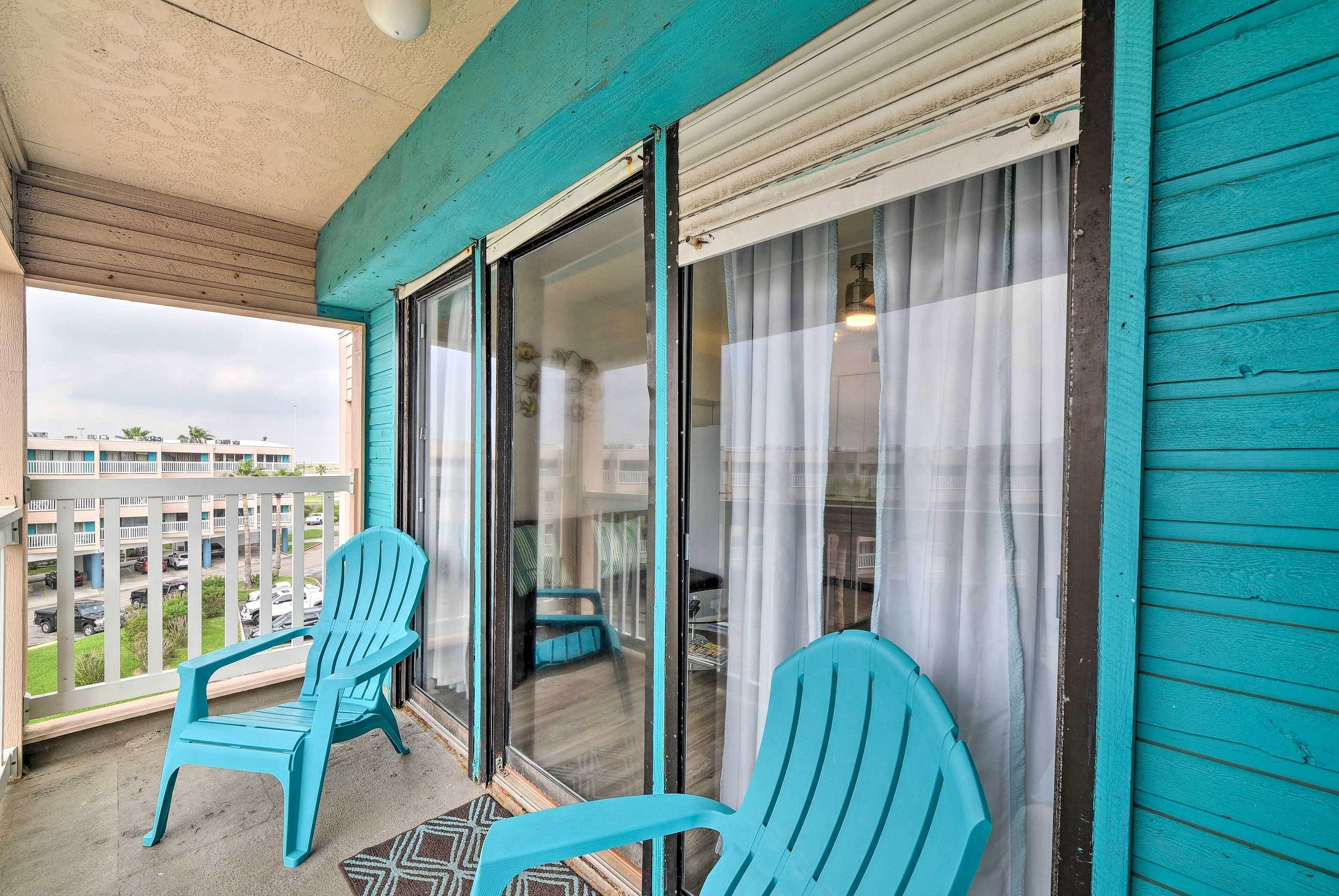 Sun-soaked Texas Condo w/ North Beach Access!
