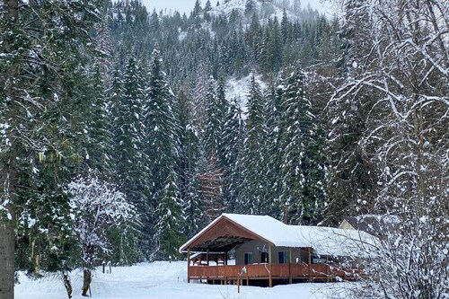 Private 2-acre Retreat w/ MTN Views, Walk to River