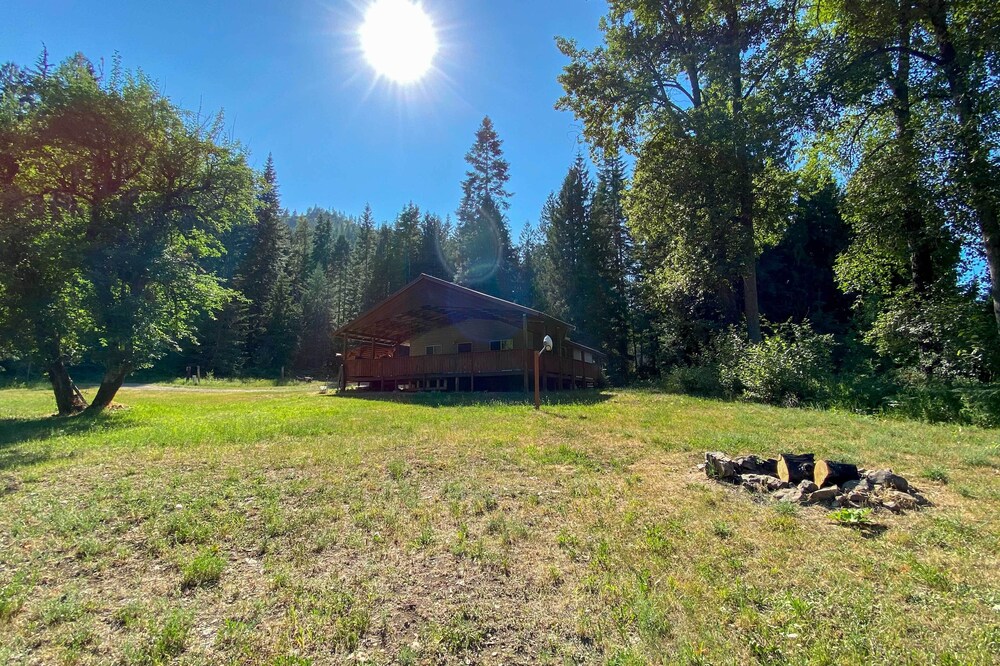 Private 2-acre Retreat w/ MTN Views, Walk to River