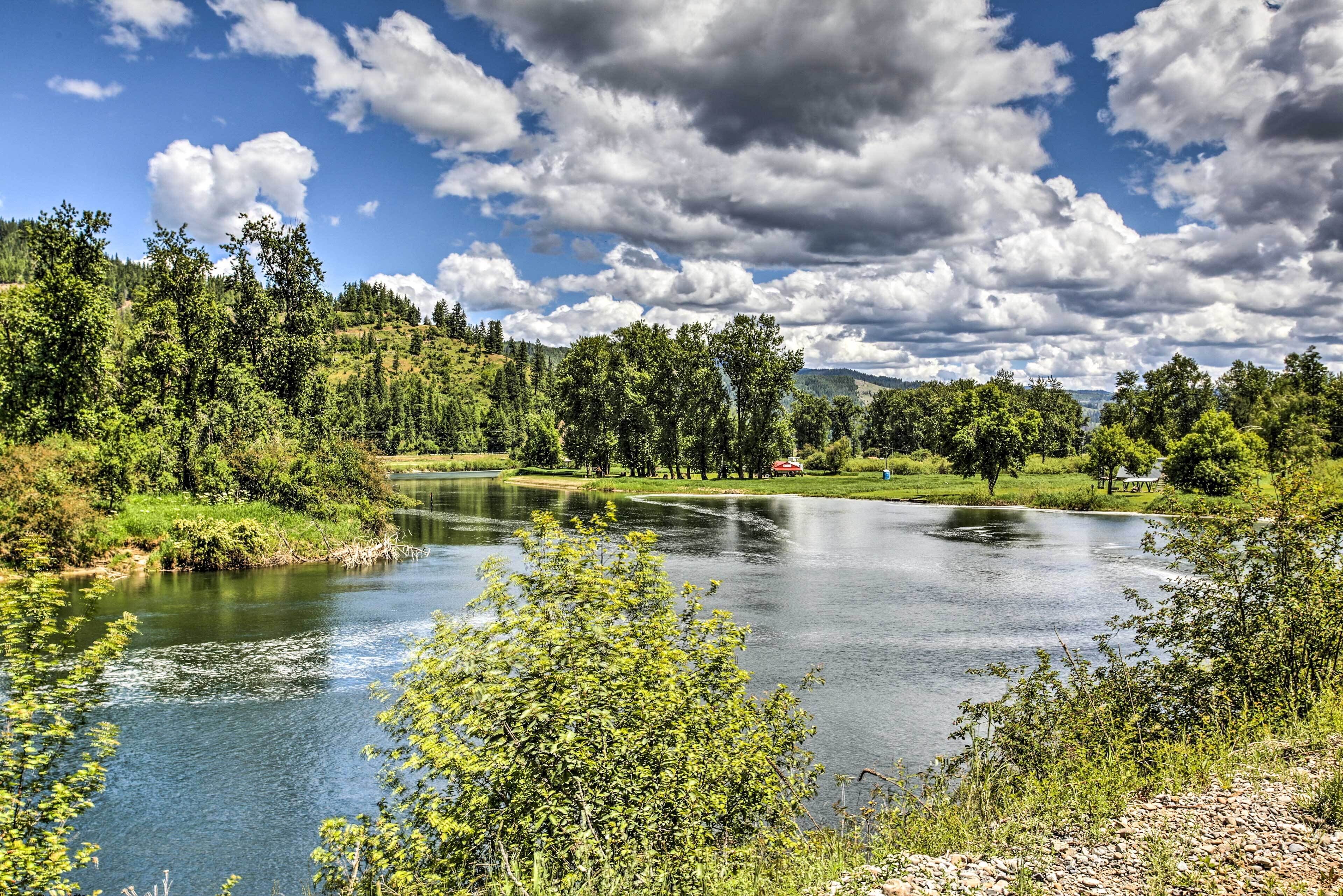 Private 2-acre Retreat w/ MTN Views, Walk to River