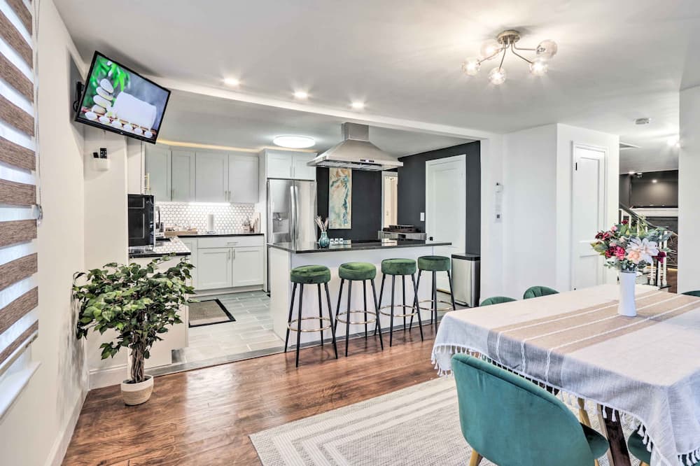 Upscale Waterbury Retreat w/ Indoor Hot Tub! - Prospect, CT