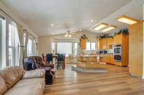 House (6 Bedrooms) | Interior