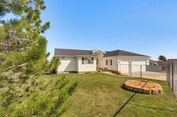 House (6 Bedrooms) | Interior - Scenic Large-group Retreat, 1 Mi to Bryce Canyon! (Bryce Canyon)