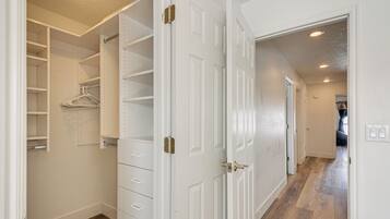 House (6 Bedrooms) | Interior