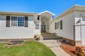 House (6 Bedrooms) | Interior - Scenic Large-group Retreat, 1 Mi to Bryce Canyon! (Bryce Canyon)