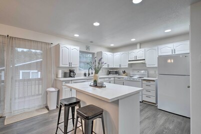 Pet-friendly PNW Home, 1 Mi to Rockaway Beach