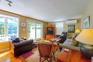 Interior - Peaceful Waterfront Apt w/ Deck, 22 Mi to Portland (Freeport)