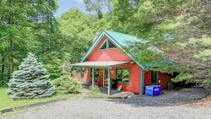 A red cabin with a green roof, surrounded by trees and a small Christmas tree. - Mars Hill Cabin w/ Pool Table ~ 2 Mi to Wolf Ridge (Mars Hill)