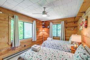 House (3 Bedrooms) | Interior - Mars Hill Cabin w/ Pool Table ~ 2 Mi to Wolf Ridge (Mars Hill)
