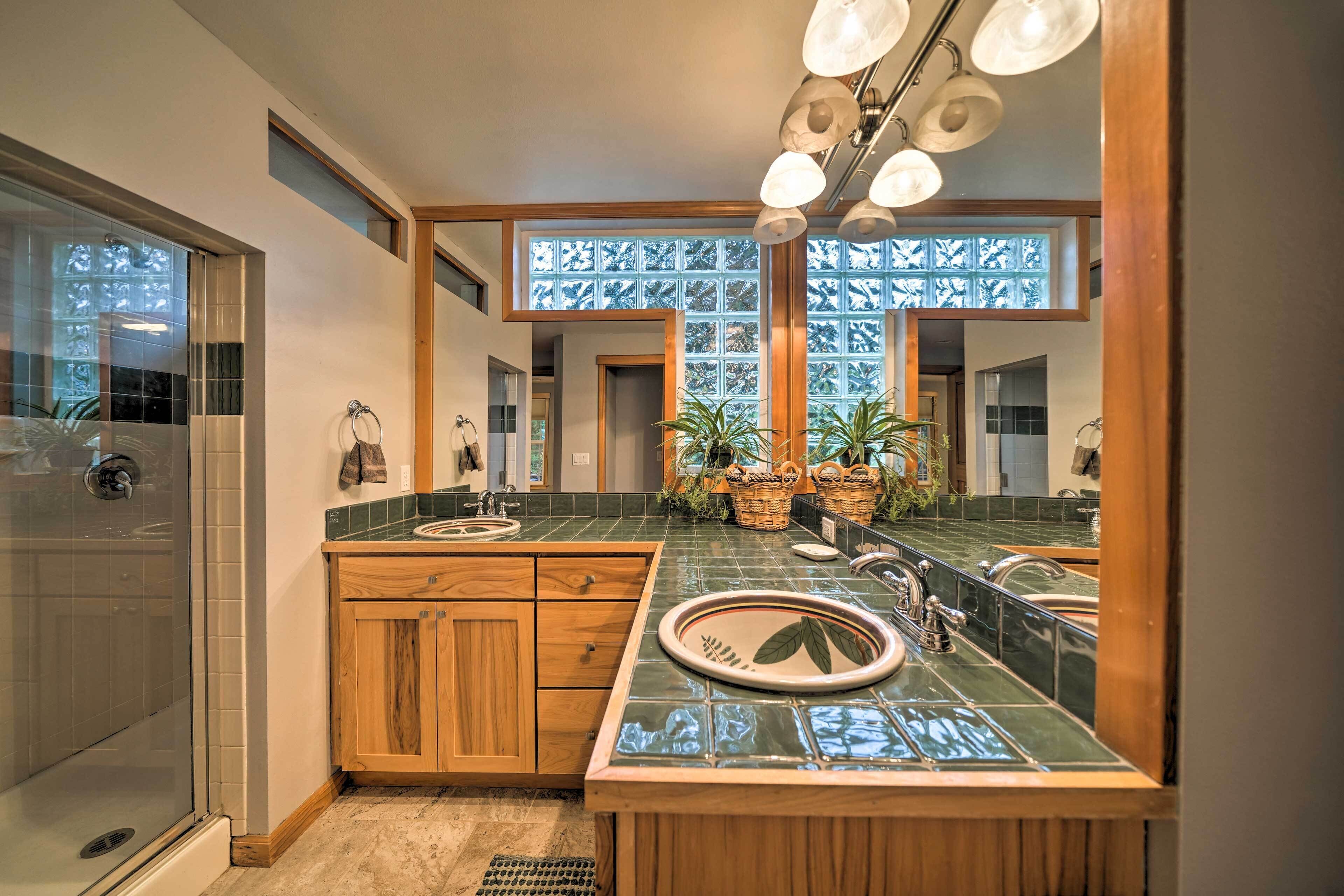 Woodinville Home w/ Furnished Deck & Fire Pit