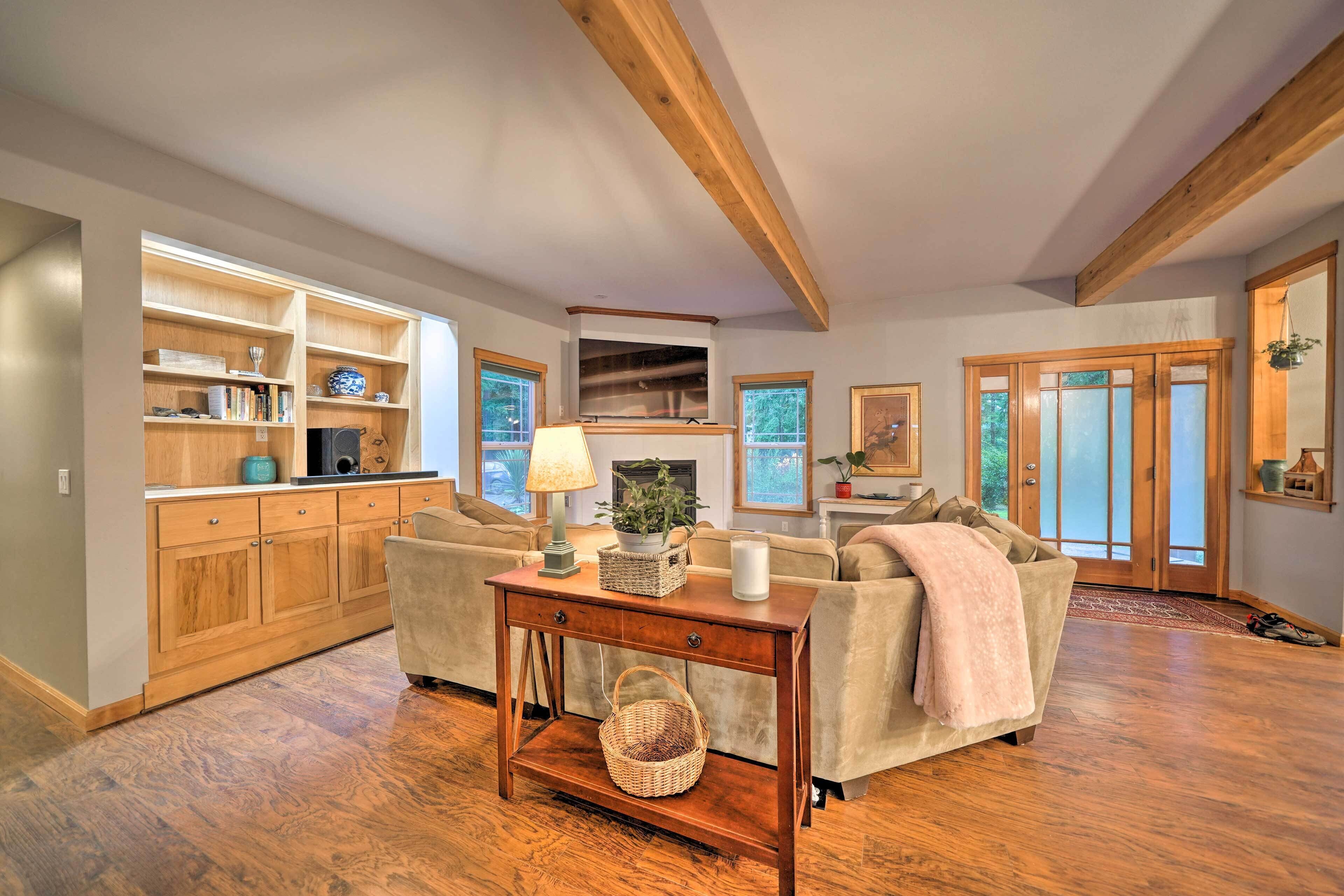 Woodinville Home w/ Furnished Deck & Fire Pit