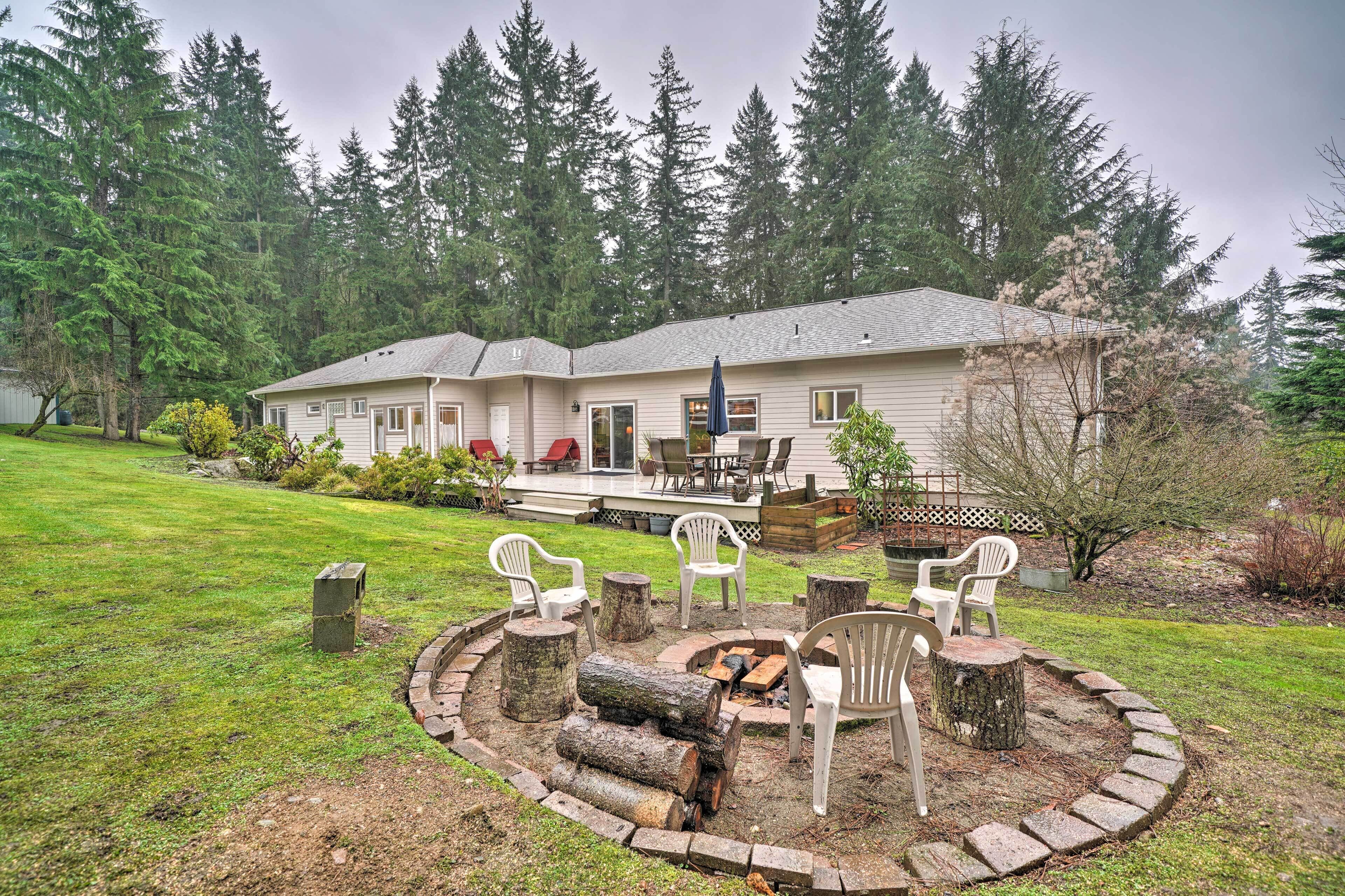 Woodinville Home w/ Furnished Deck & Fire Pit