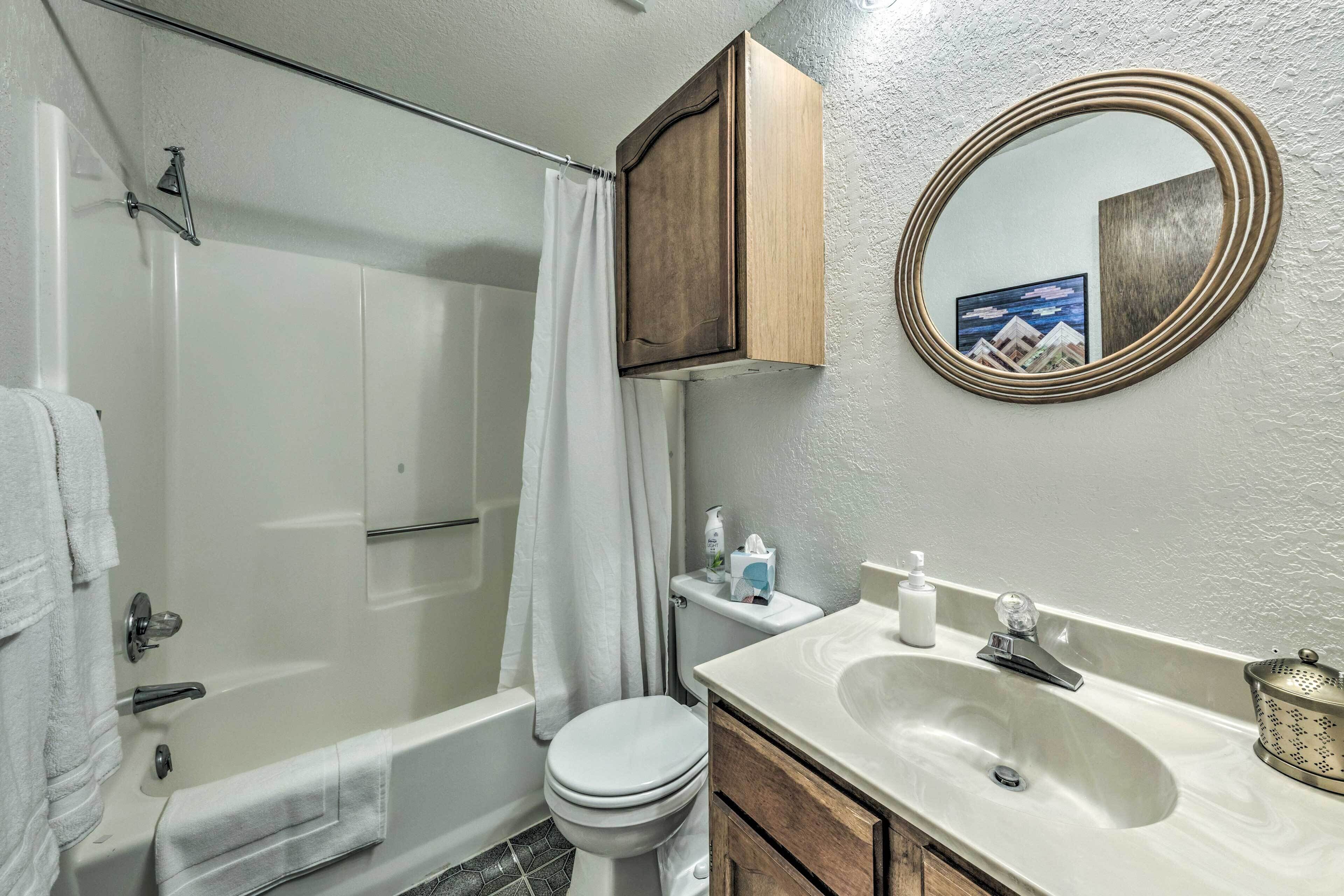 Une salle de bain avec une baignoire, des toilettes et un lavabo.