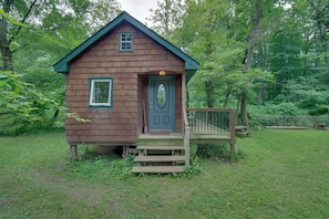 Apartment (0 Bedroom) | Front of property - Tranquil Creekside Cabin in Dutch Country! (Narvon)