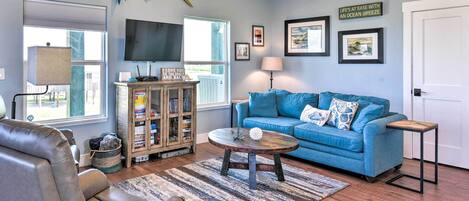 House (4 Bedrooms) | Living area | TV