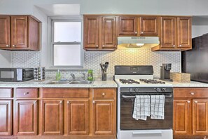Interior - Updated Bayonne Townhome ~ 11 Mi to Nyc! (Bayonne)