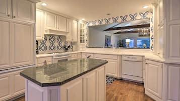 House (3 Bedrooms) | Private kitchen | Microwave, oven, stovetop, dishwasher