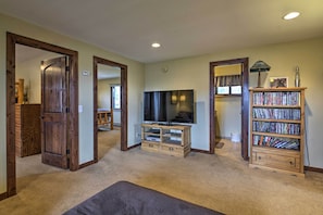 House (6 Bedrooms) | Interior