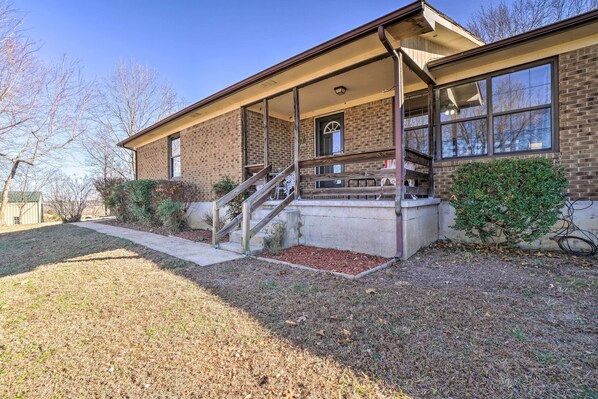 Exterior - Spacious Omaha House w/ Deck & Mountain Views! (Omaha)