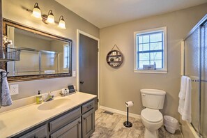 House (3 Bedrooms) | Bathroom | Shower - Spacious Omaha House w/ Deck & Mountain Views! (Omaha)