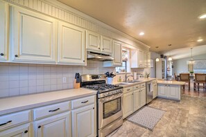 House (3 Bedrooms) | Private kitchen | Microwave, oven, stovetop, dishwasher - Spacious Omaha House w/ Deck & Mountain Views! (Omaha)