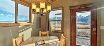 Romantic Mountain Getaway - 1 Hour to Yellowstone!