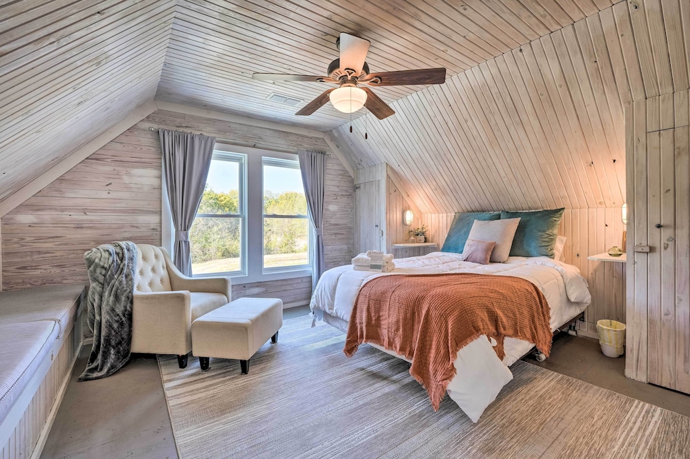 Unique Loft Cabin: Fire Pit & Fishing Access!