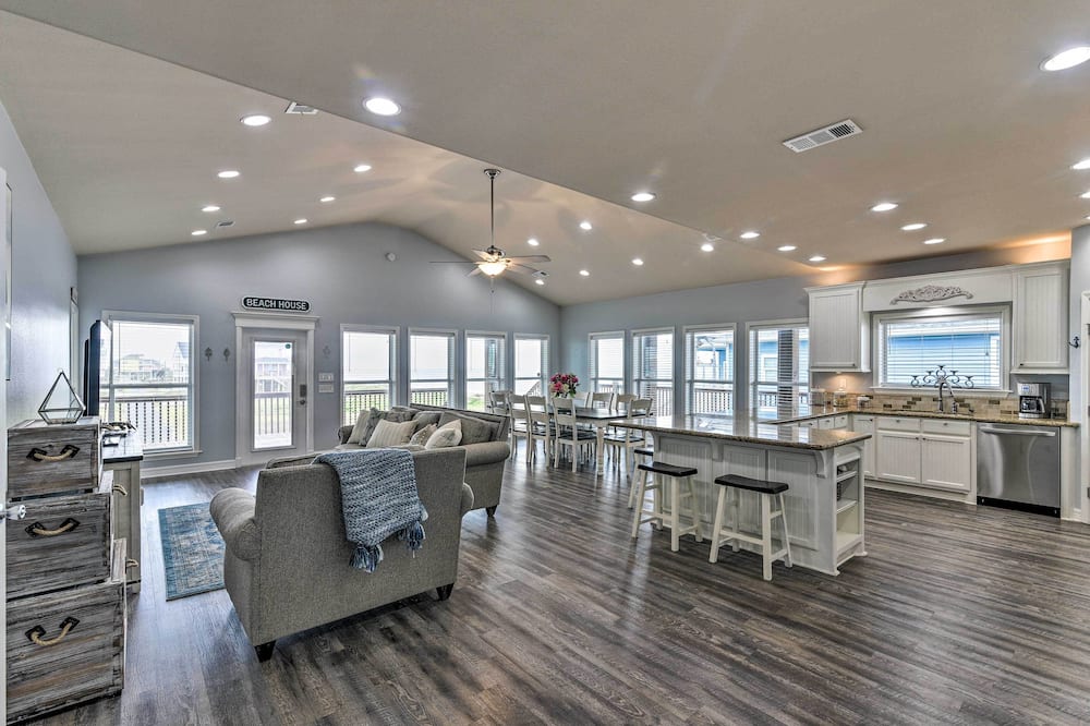 Group Getaway w/ Deck, Steps to Crystal Beach! - Crystal Beach, TX