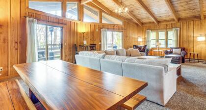 Treehouse-style Cabin, 1 Mi to Massanutten Resort