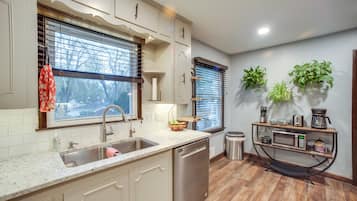 House (3 Bedrooms) | Private kitchen | Microwave, oven, stovetop, dishwasher