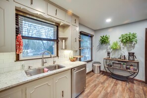 House (3 Bedrooms) | Private kitchen | Microwave, oven, stovetop, dishwasher - Updated Omaha Home w/ Patio & Private Yard! (Omaha)