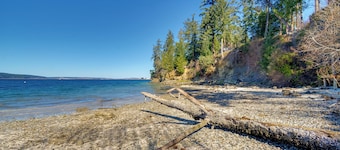 Waterfront PNW Escape w/ Deck & Beach Access!