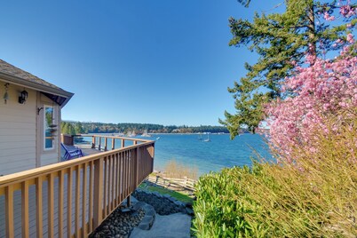 Waterfront PNW Escape w/ Deck & Beach Access!