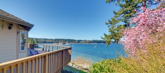 Waterfront PNW Escape w/ Deck & Beach Access!