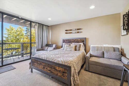 On-site Skiing: Truckee Studio w/ Balcony