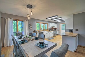 House (3 Bedrooms) | Private kitchen | Microwave, oven, stovetop, dishwasher - Secluded, Mountaintop Getaway w/ Fire Pit! (Clyde)