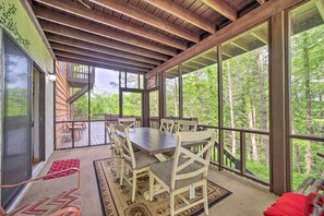 Outdoor dining - Secluded, Mountaintop Getaway w/ Fire Pit! (Clyde)
