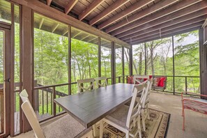 Outdoor dining - Secluded, Mountaintop Getaway w/ Fire Pit! (Clyde)
