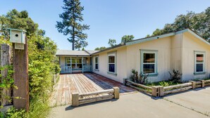 A single-story house with a porch, a wooden deck, and a birdhouse. - 33 Miles to Yosemite Park Entrance (Mariposa)