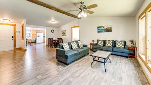 A spacious living room with hardwood floors, a ceiling fan, and a dining area with a wooden table and chairs. - 33 Miles to Yosemite Park Entrance (Mariposa)