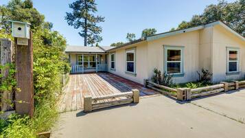 House (3 Bedrooms) | Exterior