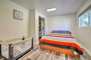 5 bedrooms, laptop workspace, iron/ironing board, free cots/infant beds - Renton Escape ~ 16 Mi to Downtown Seattle! (Renton)