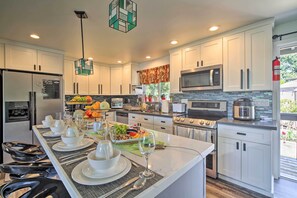 Microwave, oven, stovetop, dishwasher - Renton Escape ~ 16 Mi to Downtown Seattle! (Renton)