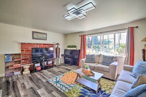 TV, books - Renton Escape ~ 16 Mi to Downtown Seattle! (Renton)